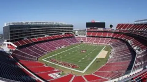 2025年亚冬会第九届中国队颁奖服惊艳亮相